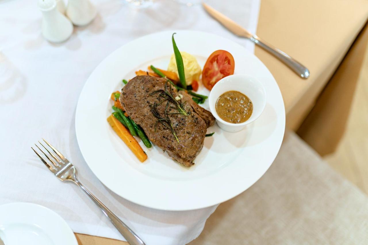 Kibo Palace Hotel Моши Екстериор снимка